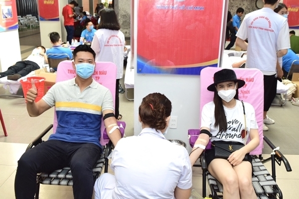 Hoa hậu Tiểu Vy cùng dàn Sao Việt hiến máu giữa mùa dịch Covit-19