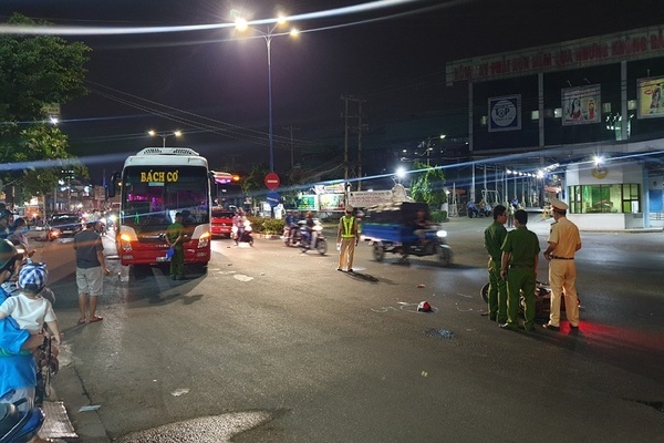 Bố mẹ chở đi chơi, bé trai 5 tuổi bị xe khách cán chết