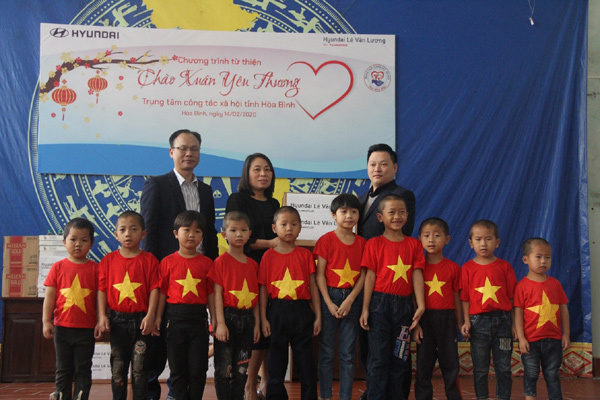 Hyundai Lê Văn Lương tặng quà Trung tâm công tác xã hội tỉnh Hòa Bình