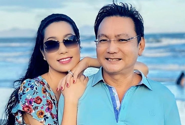 Á hậu Trịnh Kim Chi quấn quýt bên chồng doanh nhân khi đi biển