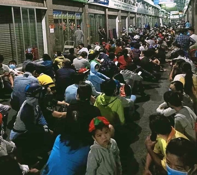 Coronavirus: Thousands queue for face masks in HCM City