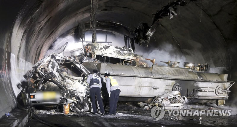 Đâm xe liên hoàn thảm khốc trên đường cao tốc ở Hàn Quốc