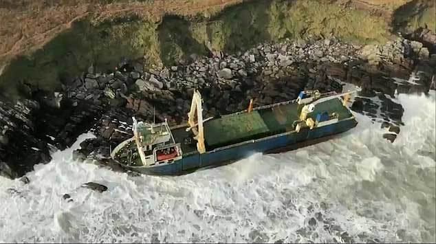 Bão lớn đưa 'tàu ma' giạt vào bờ biển Ireland