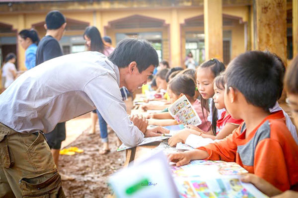 Bibliophile dedicates to bring books to ethnic minority children