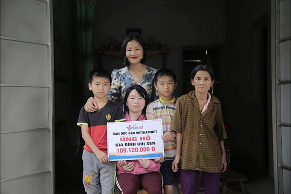 Chị Nguyễn Thị Sen cùng 2 con được bạn đọc ủng hộ gần 400 triệu đồng