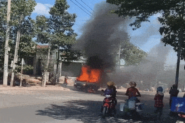 Ô tô bốc cháy như đuốc ở Bình Dương, 2 người thoát chết