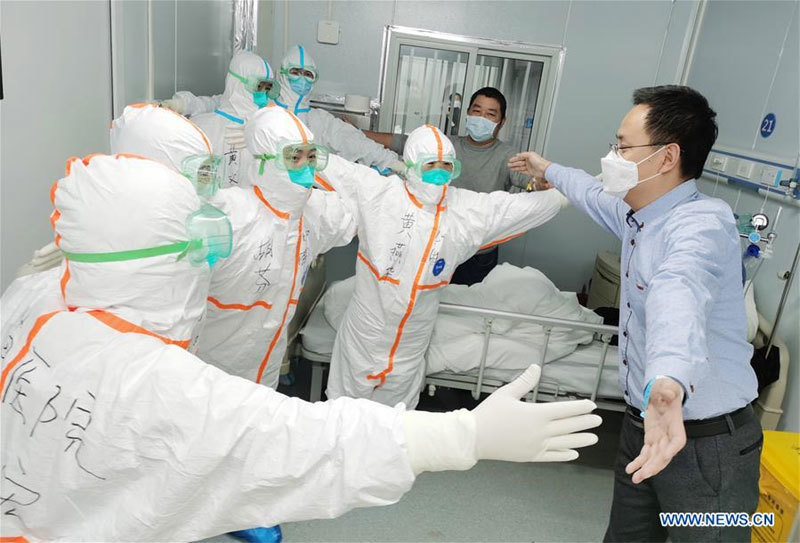 Cái ôm không chạm người của bác sĩ và bệnh nhân Covid-19 được chữa khỏi