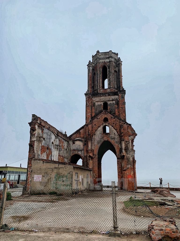 Ruined church in Nam Dinh province attracts photographers