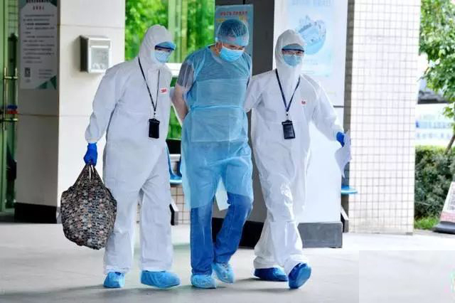 68 nhân viên y tế phải cách ly vì một người đàn ông giấu bệnh Covid-19