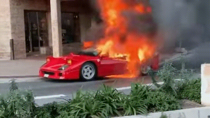 Buốt ruột nhìn siêu xe hàng hiếm Ferrari cháy rừng rực trên phố