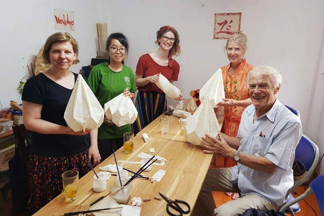 Workshop on making lanterns from Do paper