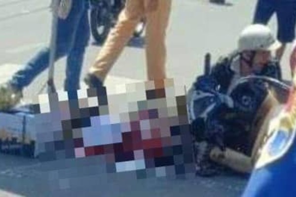 Chồng khóc ngất trước cảnh vợ bị xe tải cán chết ở Sài Gòn