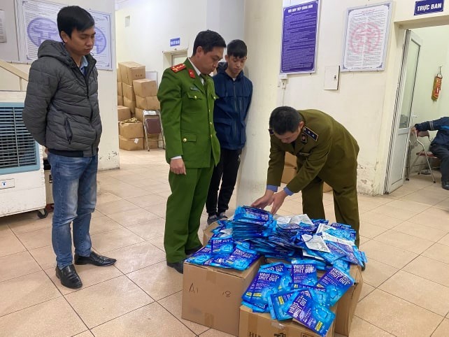 Hà Nội: Hàng trăm 'thẻ đeo diệt virus corona' không rõ nguồn gốc bị bắt giữ