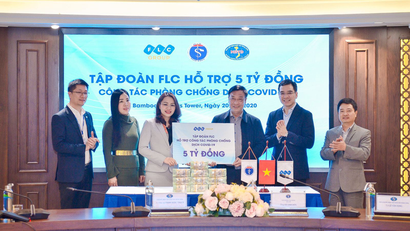 FLC trao tặng Bộ Y tế 5 tỷ đồng phòng chống dịch Covid-19