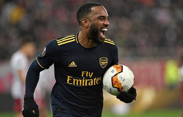 Lacazette hóa người hùng, Arsenal rộng cửa đi tiếp