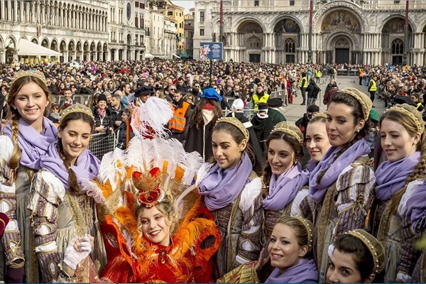 Những kiểu hóa trang bắt mắt trong lễ hội nổi tiếng ở Italia