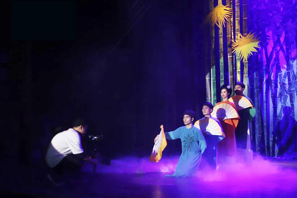 Khán giả xem kịch 'Cây tre thần' phải kiểm tra thân nhiệt, rửa tay