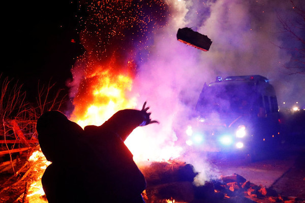 Người Ukraina ném đá, đốt lốp xe chở đồng hương trở về từ Vũ Hán