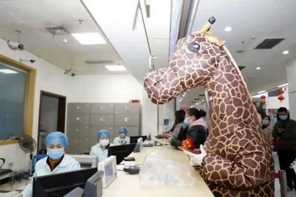 Phì cười với trang phục chống Covid-19 khi thiếu đồ bảo hộ y tế