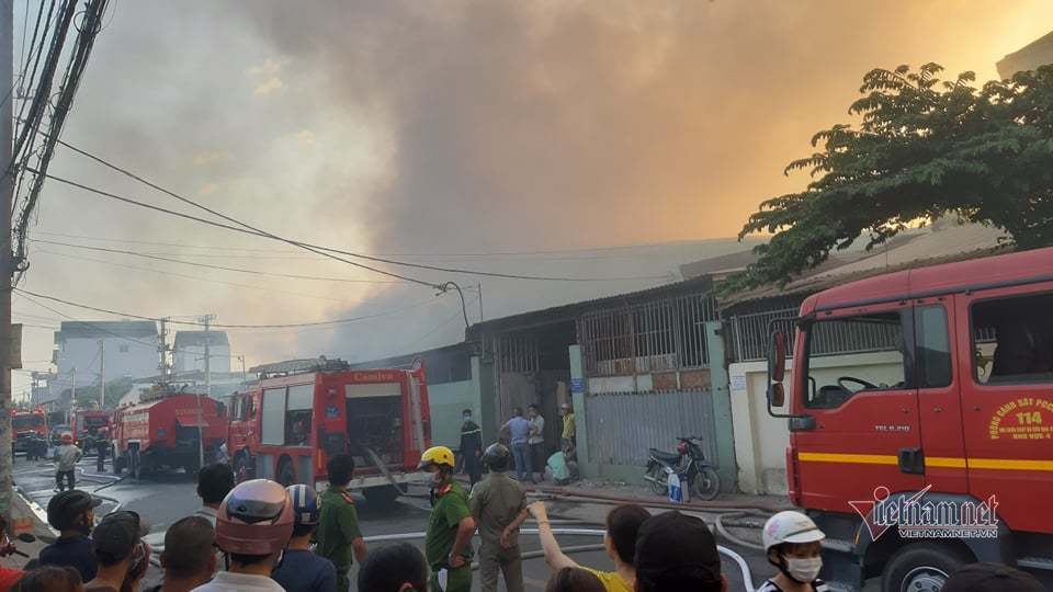 Cháy lớn nhà xưởng, khói đen kín đặc ngoại ô Sài Gòn