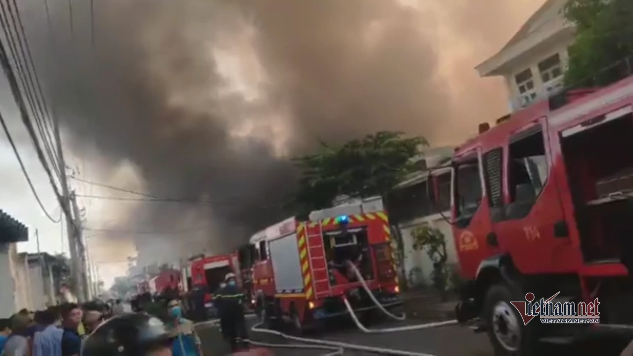 Cháy lớn nhà xưởng, khói đen kín đặc ngoại ô Sài Gòn