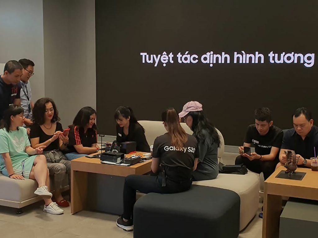 Smartphone màn hình gập Galaxy Z Flip đến tay người dùng Việt Nam