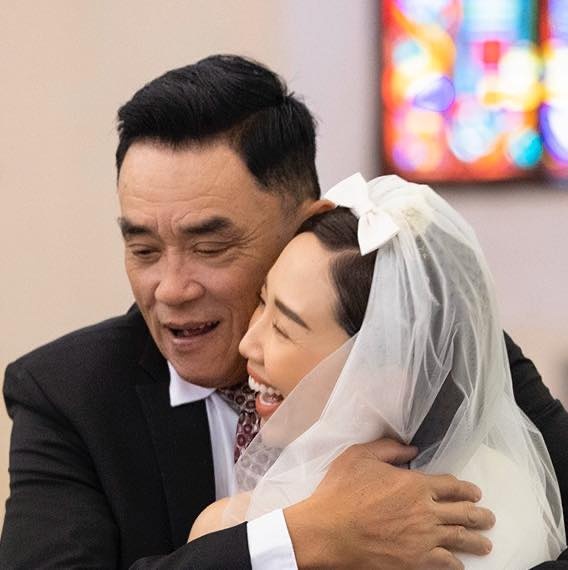 Cha Tóc Tiên đăng ảnh cưới con gái kèm lời nhắn đặc biệt