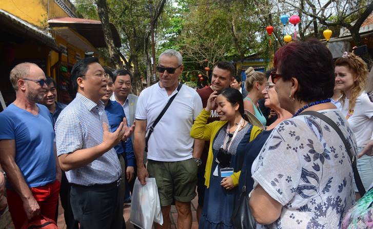 Chủ tịch Quảng Nam dạo phố cổ Hội An, trò chuyện với khách Tây