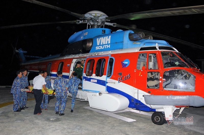 Trực thăng vượt biển ra đảo Trường Sa cứu 2 ngư dân gặp nạn