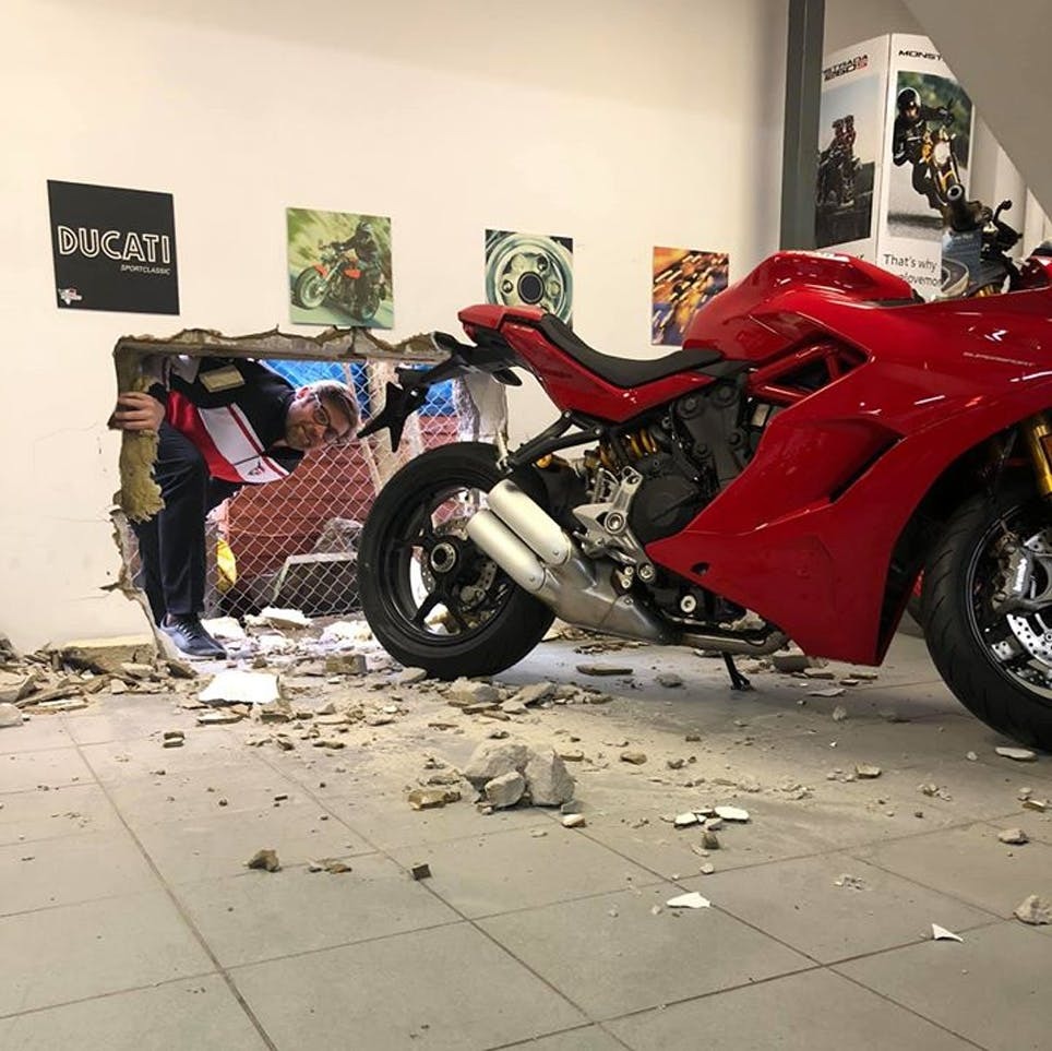 Siêu trộm khoét thủng tường để lấy cắp mô tô tiền tỷ Ducati