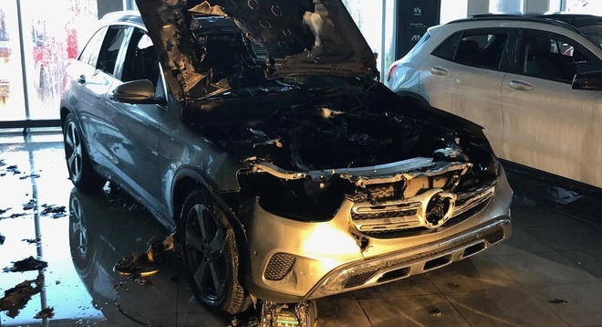 Mercedes GLC đột nhiên bốc cháy tại đại lý