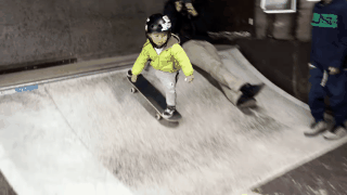 Bé gái 3 tuổi có khả năng trượt ván điệu nghệ