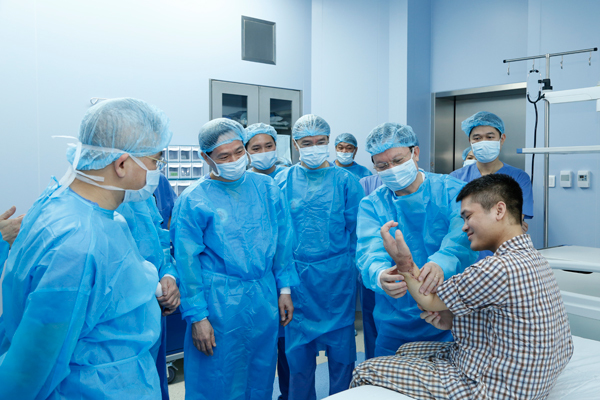 Việt Nam thực hiện ghép tay từ người cho sống đầu tiên trên thế giới