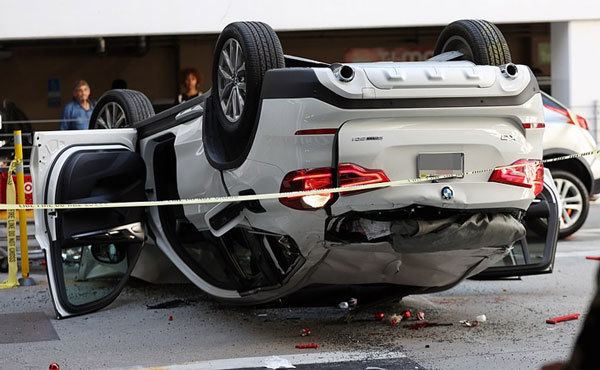 BMW lao từ tầng 3 xuống đất, tài xế nhập viện