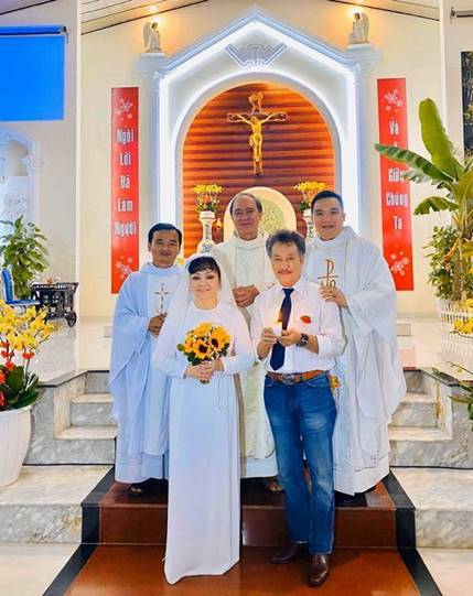 Danh ca Hương Lan làm lễ cưới ở nhà thờ ở tuổi 64