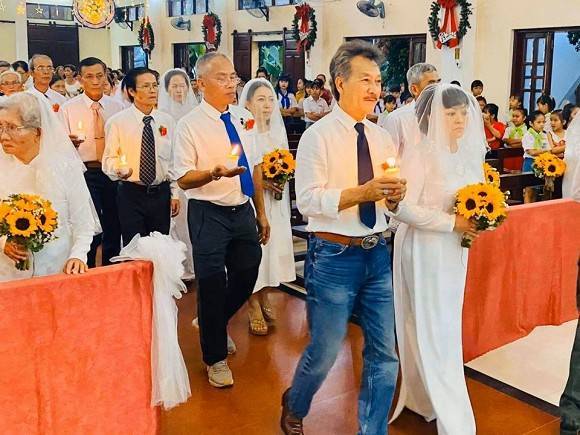 Danh ca Hương Lan làm lễ cưới ở nhà thờ ở tuổi 64