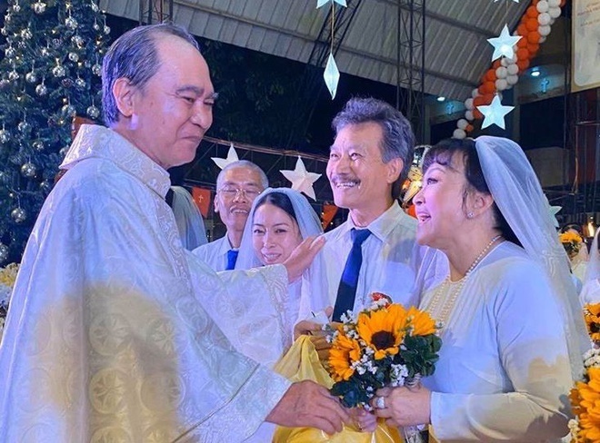 Danh ca Hương Lan làm lễ cưới ở nhà thờ ở tuổi 64