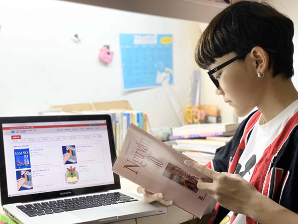 Học sinh TP.HCM học trực tuyến trên truyền hình