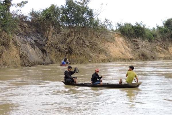 Lật thuyền trên sông Vu Gia, 6 người mất tích