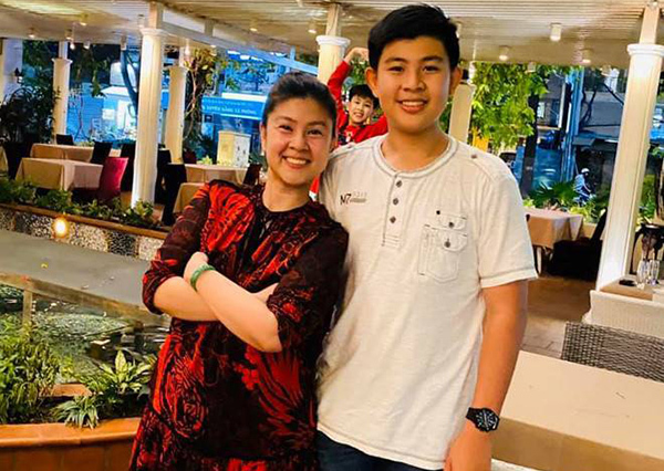 Con trai 13 tuổi cao 1m76 của Kim Thư và Phước Sang