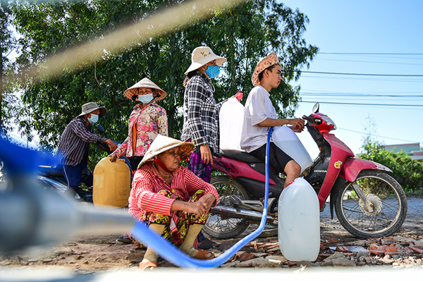Cơn khát cực đại, vác can đi hứng 'báu vật quý như vàng'