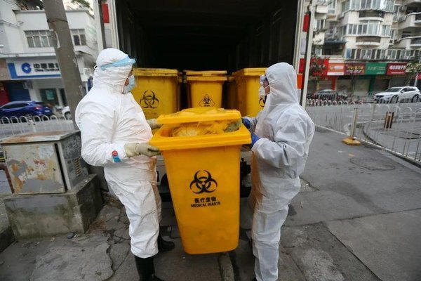 Hình ảnh nhân viên y tế Vũ Hán vật vã dọn rác thải bệnh viện