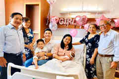 Vợ chồng MC Hồng Phượng - Quốc Cơ đưa con gái mới sinh về nhà