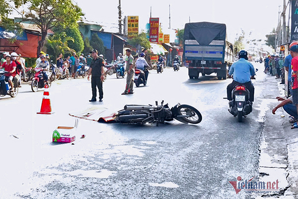 Đi mua đồ ăn sáng, người đàn ông bị xe tải cán chết thương tâm