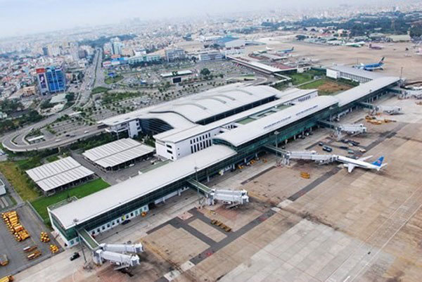 Tan Son Nhat airport seeks to close 1 runway for repairs
