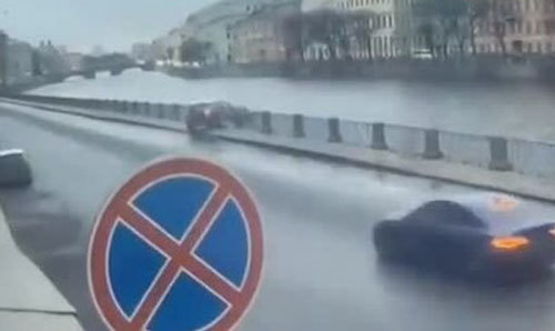 Ô tô tông gãy rào chắn, rơi xuống sông