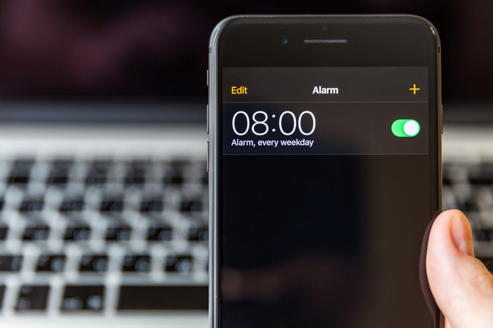 Cách đổi chuông báo thức trên iPhone và Android