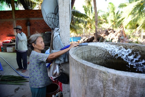 Nhịn ăn dành tiền mua nước ngọt trong cơn hạn mặn ở miền Tây