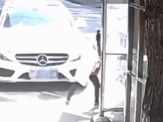 Mẹ lái Mercedes-Benz đạp nhầm chân ga tông gãy chân con gái