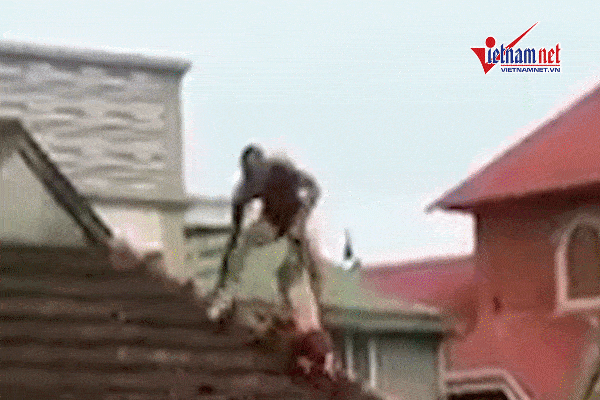 Ngáo đá cởi trần bế con thơ lên nóc nhà tìm vợ